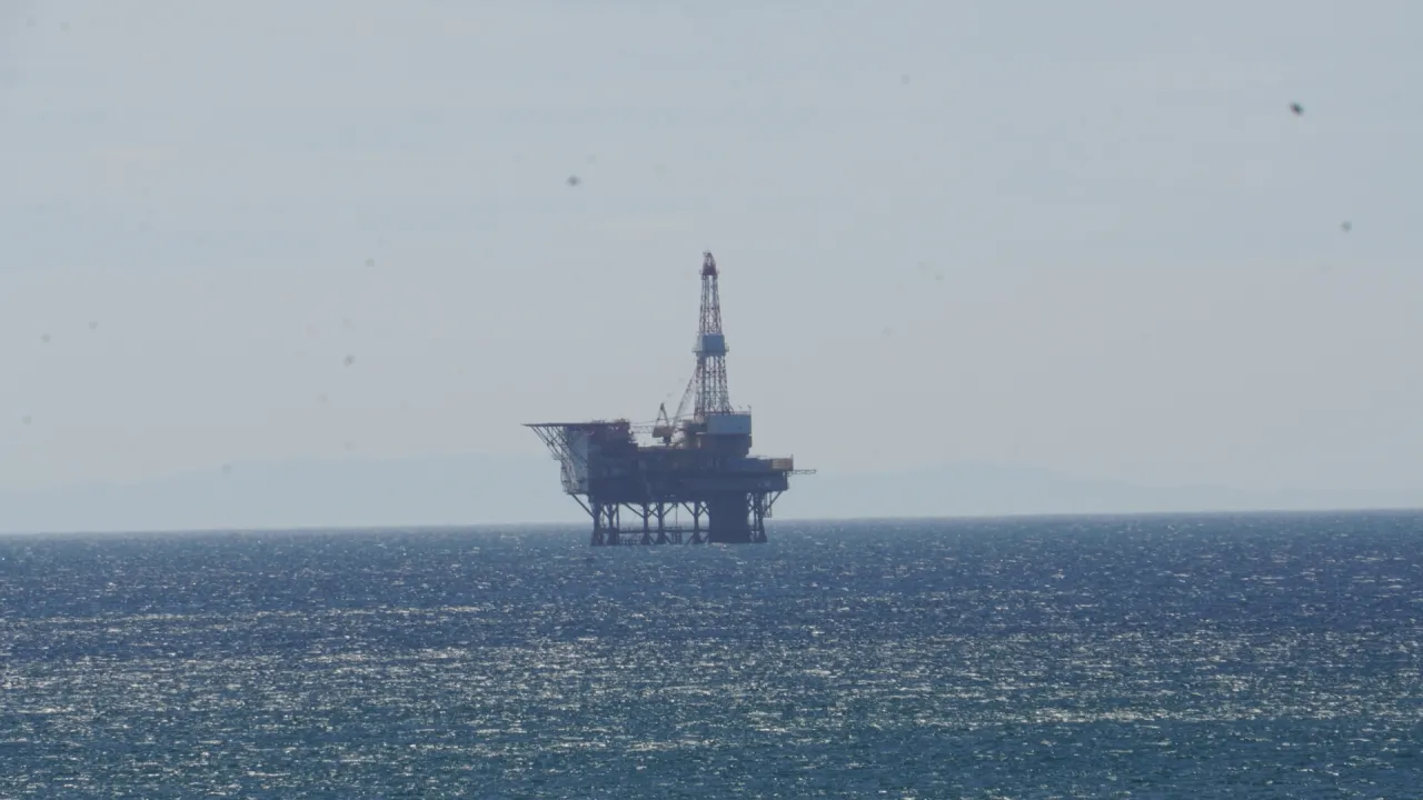 岩船沖油ガス田