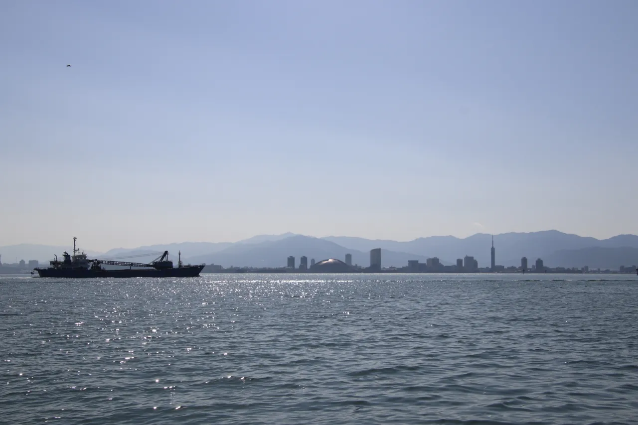 福岡市の博多湾から見た福岡都市