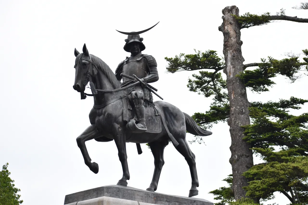 伊達政宗像と騎馬